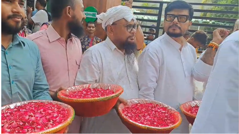 जेडीयू कार्यालय पहुंचे नीतीश कुमार पर कार्यकर्ताओं ने की फूलों की बारिश, फादर्स डे पर पिता के पैर छूकर निशांत ने लिया आशीर्वाद