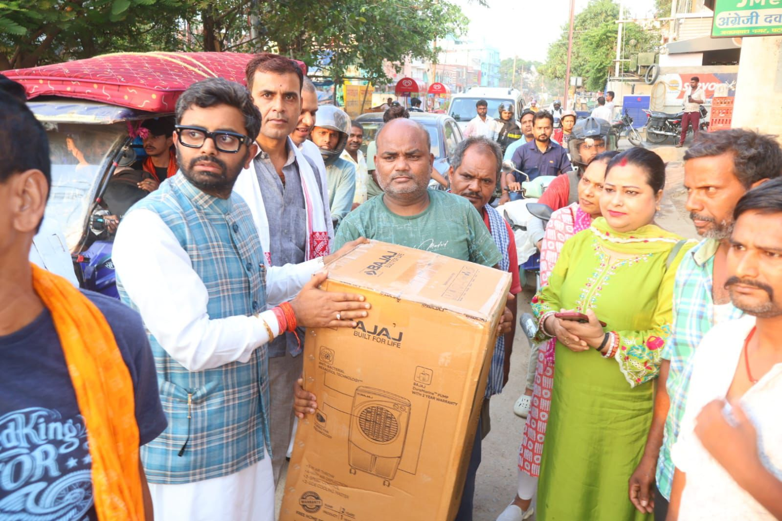 भीषण गर्मी से लोग परेशान: पटना में युवा चेतना ने जरूरतमंदों को बांटे कूलर, रोहित कुमार सिंह ने कहा..अंतिम व्यक्ति तक पहुंचना लक्ष्य