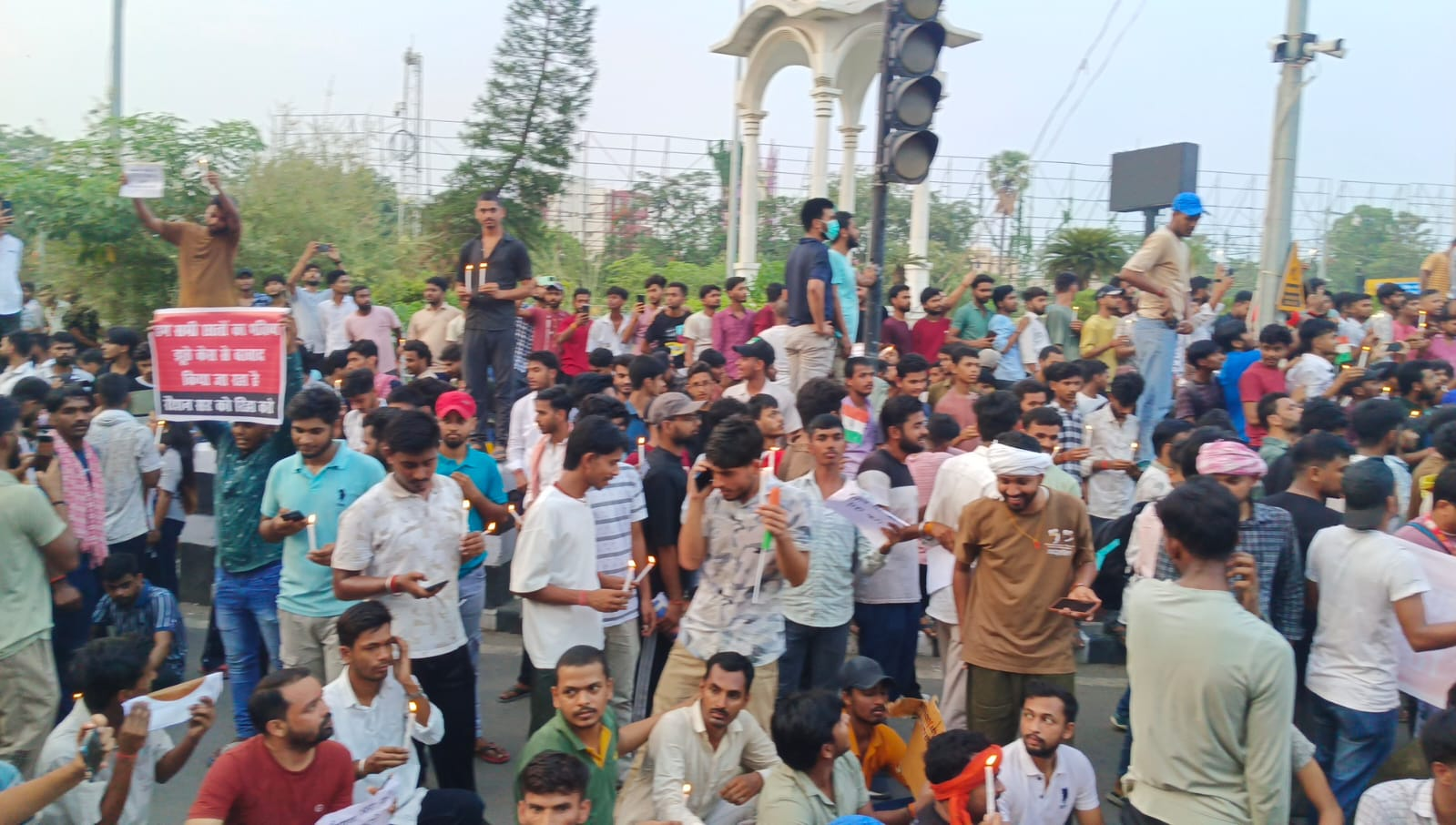 रौशन आनंद की रिहाई को लेकर पटना में छात्रों का उग्र प्रदर्शन, खान सर की गिरफ्तारी की मांग