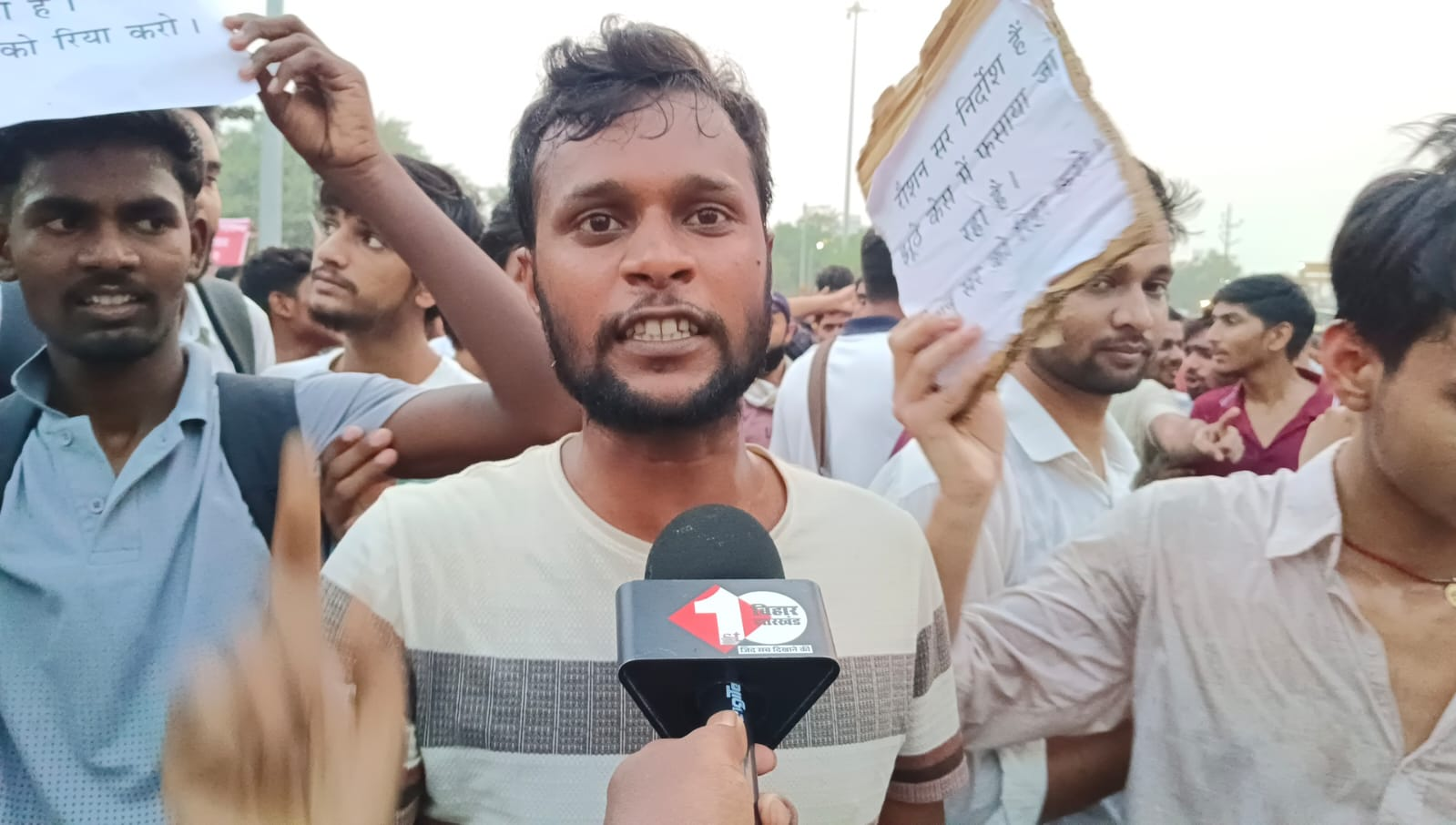 रौशन आनंद की रिहाई को लेकर पटना में छात्रों का उग्र प्रदर्शन, खान सर की गिरफ्तारी की मांग