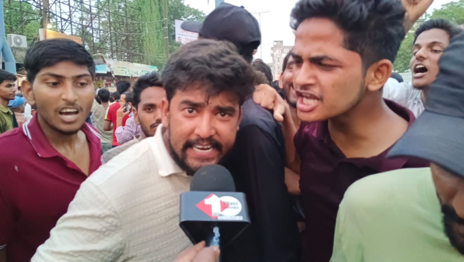 रौशन आनंद की रिहाई को लेकर पटना में छात्रों का उग्र प्रदर्शन, खान सर की गिरफ्तारी की मांग