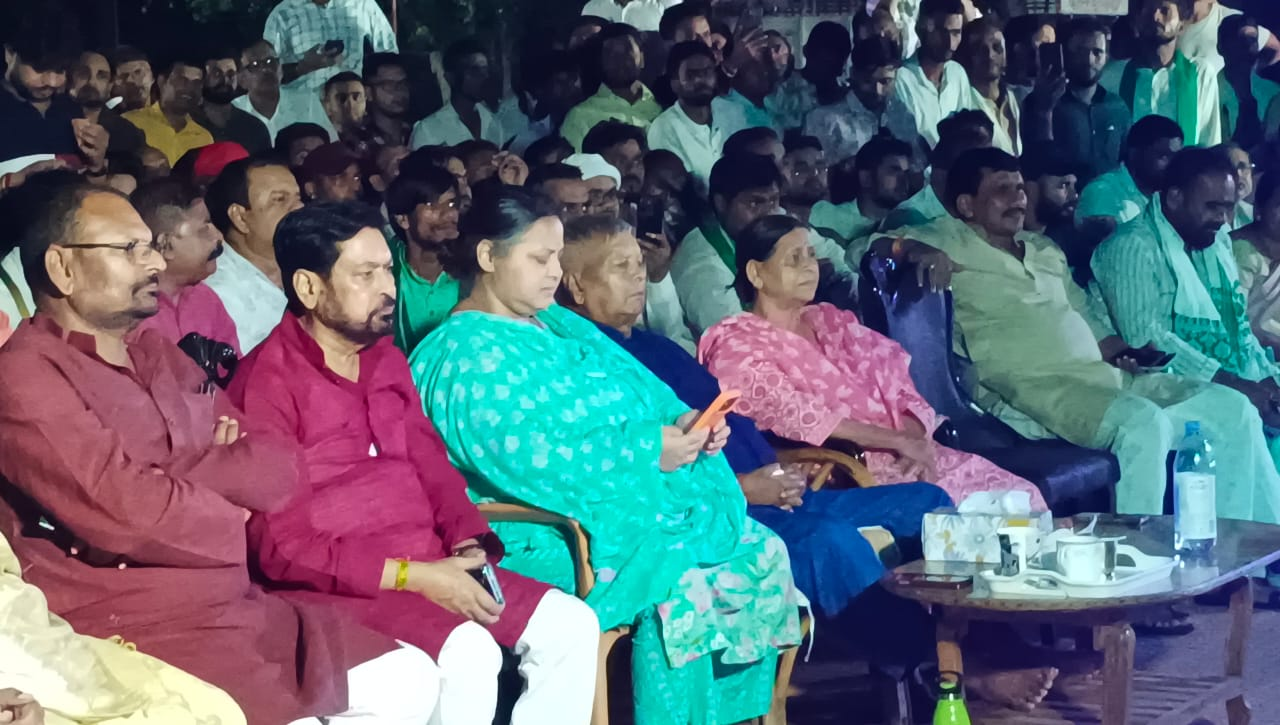 लालू के जन्मदिन समारोह में भोजपुरी गायक छोटू छलिया पर मेहरबान हुईं राबड़ी देवी, डायमंड का कंगन किया भेंट