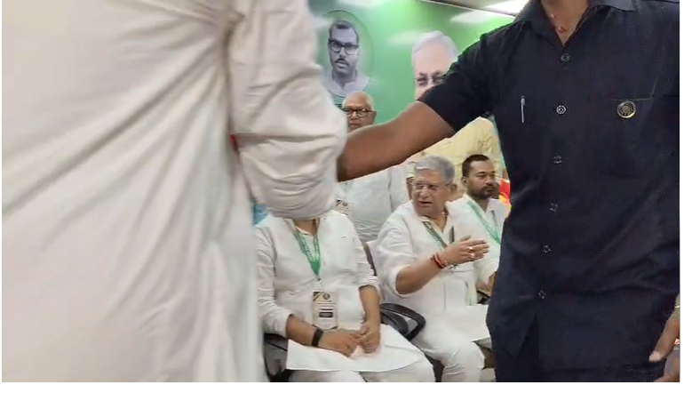 जेडीयू कार्यालय पहुंचे नीतीश कुमार पर कार्यकर्ताओं ने की फूलों की बारिश, फादर्स डे पर पिता के पैर छूकर निशांत ने लिया आशीर्वाद