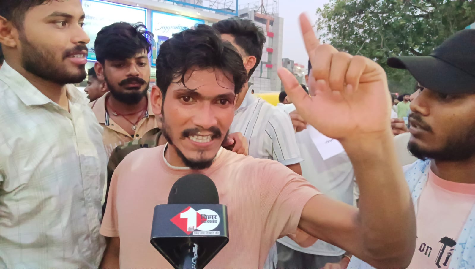 रौशन आनंद की रिहाई को लेकर पटना में छात्रों का उग्र प्रदर्शन, खान सर की गिरफ्तारी की मांग
