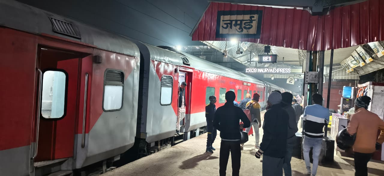 'राजेंद्र नगर' बना 'राजद नगर'..जमुई रेलवे स्टेशन के एलईडी बोर्ड की गलती पर मचा बवाल, यात्री बोले..अब भाजपा एक्सप्रेस भी चला दीजिए'