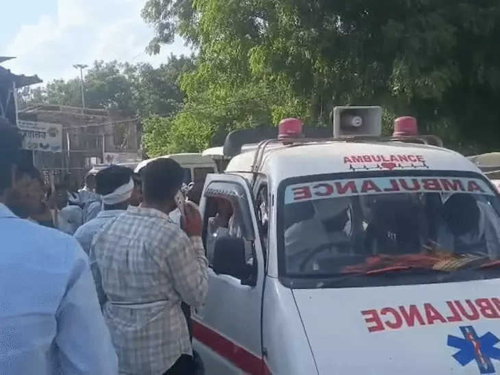 महाराष्ट्र के हनुमान मंदिर में बड़ा हादसा: छत गिरने से 6 की मौत, 30-40 लोगों के दबे होने की आशंका