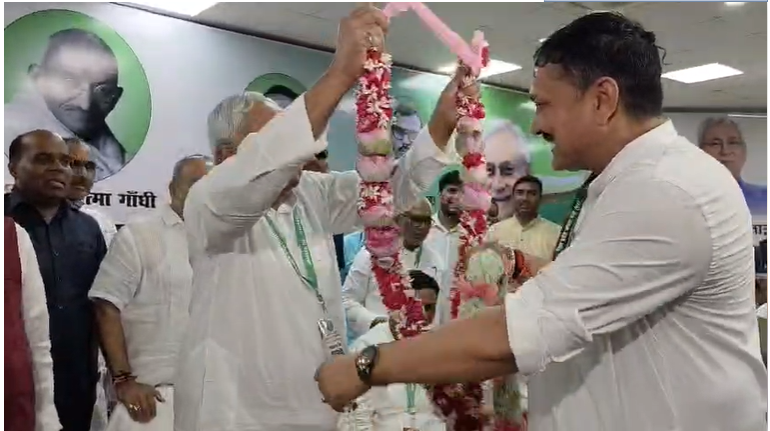 जेडीयू कार्यालय पहुंचे नीतीश कुमार पर कार्यकर्ताओं ने की फूलों की बारिश, फादर्स डे पर पिता के पैर छूकर निशांत ने लिया आशीर्वाद