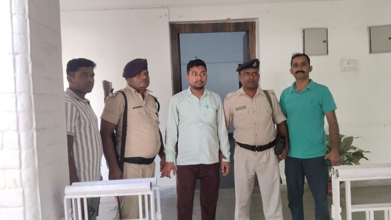 दाखिल-खारिज के नाम पर घूस मांग रहा था राजस्व कर्मचारी, विजिलेंस ने दबोचा
