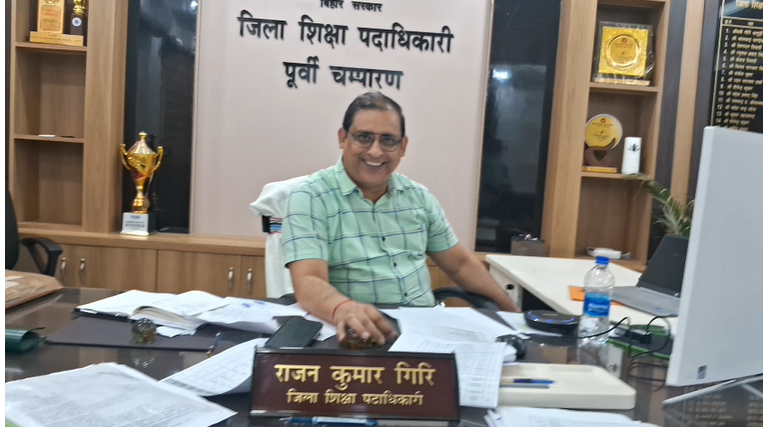 सरकारी स्कूल में मार्कशीट के नाम पर पैसे की वसूली का खेल, छात्रों से कैश लेते शिक्षकों का वीडियो सोशल मीडिया पर वायरल