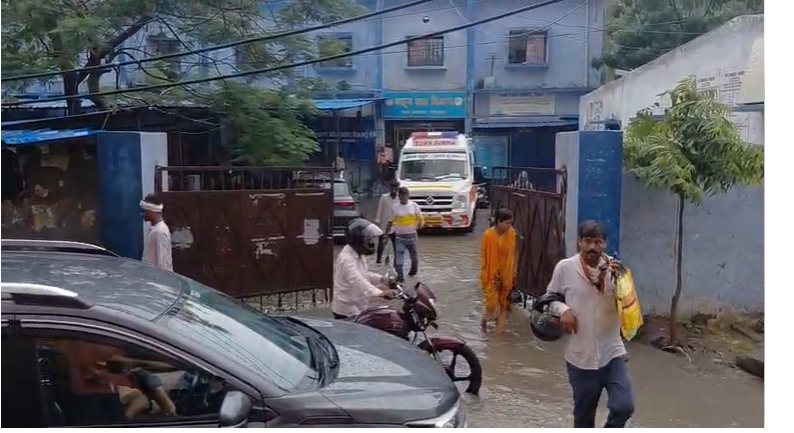 एक घंटे की बारिश में डूबा सासाराम सदर अस्पताल, ट्रॉमा सेंटर से ब्लड बैंक तक जलजमाव