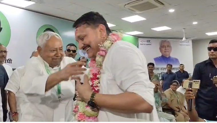 जेडीयू कार्यालय पहुंचे नीतीश कुमार पर कार्यकर्ताओं ने की फूलों की बारिश, फादर्स डे पर पिता के पैर छूकर निशांत ने लिया आशीर्वाद