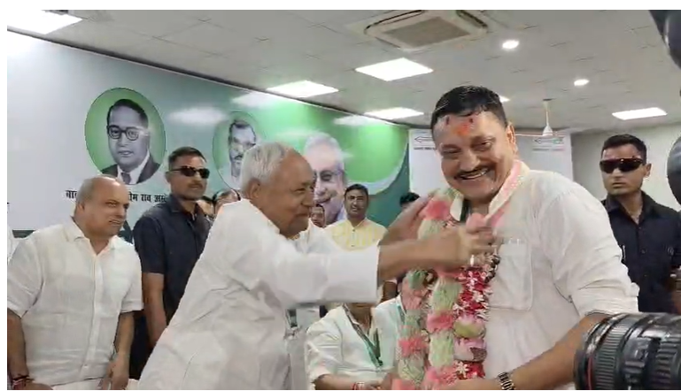 जेडीयू कार्यालय पहुंचे नीतीश कुमार पर कार्यकर्ताओं ने की फूलों की बारिश, फादर्स डे पर पिता के पैर छूकर निशांत ने लिया आशीर्वाद