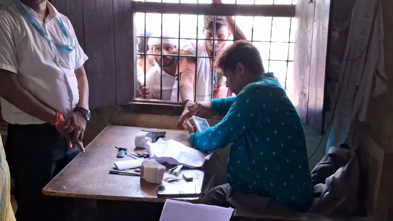मोहनिया में खाद संकट से किसान परेशान, बिस्कोमान की अव्यवस्था पर SDM का एक्शन