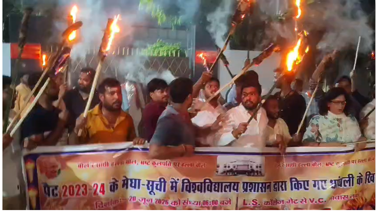 मुजफ्फरपुर: टॉपर छात्रों के समर्थन में सड़क पर उतरे छात्र, BRABU प्रशासन के खिलाफ प्रदर्शन