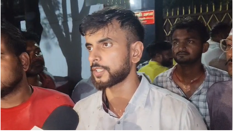 मुजफ्फरपुर: टॉपर छात्रों के समर्थन में सड़क पर उतरे छात्र, BRABU प्रशासन के खिलाफ प्रदर्शन