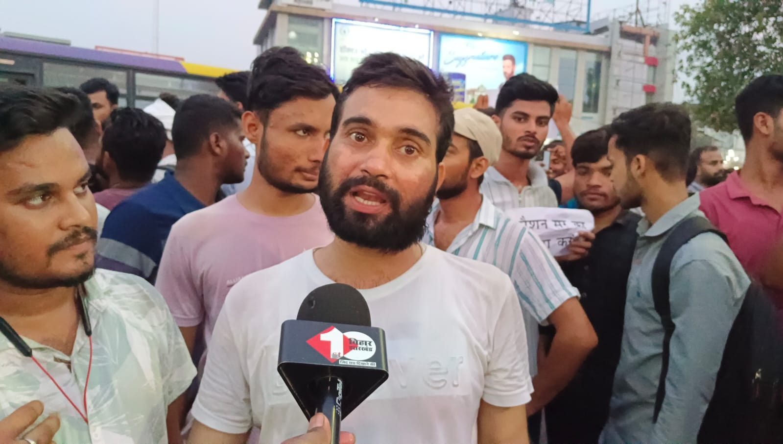 रौशन आनंद की रिहाई को लेकर पटना में छात्रों का उग्र प्रदर्शन, खान सर की गिरफ्तारी की मांग