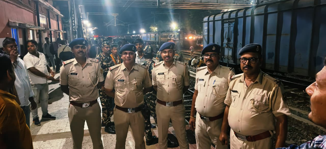 पटना की घटना के बाद जमुई प्रशासन अलर्ट, रेलवे स्टेशन पर उमड़ी परीक्षार्थियों की भीड़ को पुलिस ने संभाला