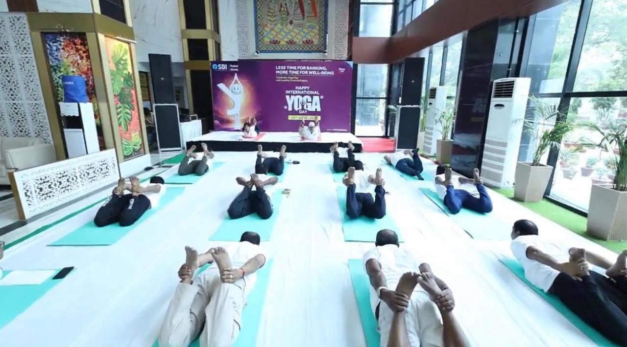 पटना में SBI ने मनाया अंतरराष्ट्रीय योग दिवस, ‘स्वस्थ वृद्धावस्था के लिए योग’ थीम पर आयोजित हुआ शिविर
