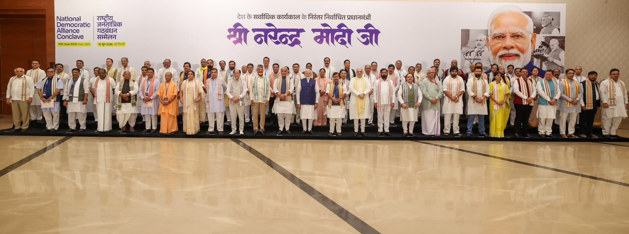 पीएम मोदी ने NDA नेताओं संग लिया झालमुड़ी का स्वाद, चिराग और कुशवाहा भी रहे मौजूद