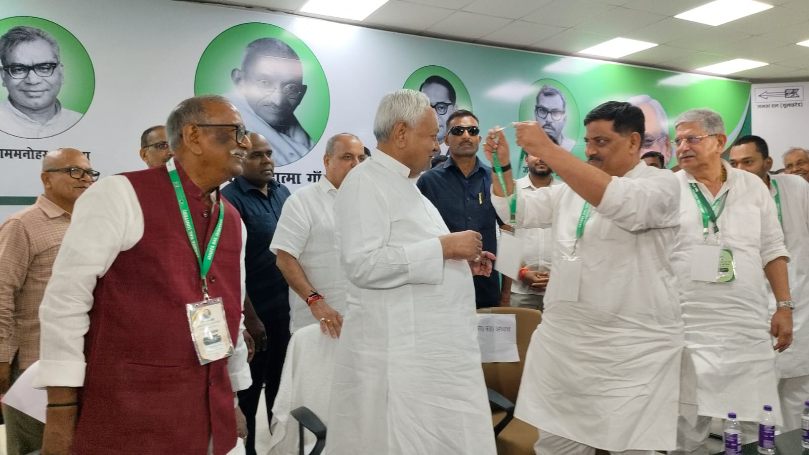 जेडीयू कार्यालय पहुंचे नीतीश कुमार पर कार्यकर्ताओं ने की फूलों की बारिश, फादर्स डे पर पिता के पैर छूकर निशांत ने लिया आशीर्वाद