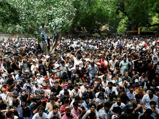 दिल्ली में कॉकरोच जनता पार्टी का 5 घंटे चला प्रदर्शन: अभिजीत दीपके ने धर्मेन्द्र प्रधान को 5 दिनों की दी मोहलत