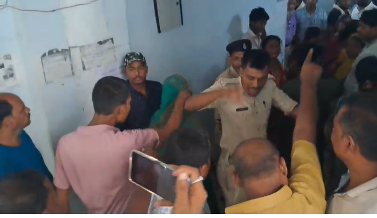जमीन विवाद में अंचल कार्यालय बना रणक्षेत्र, सुनवाई के दौरान आपस में भिड़ीं महिलाएं