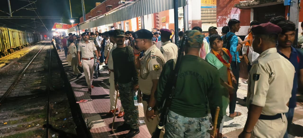 पटना की घटना के बाद जमुई प्रशासन अलर्ट, रेलवे स्टेशन पर उमड़ी परीक्षार्थियों की भीड़ को पुलिस ने संभाला