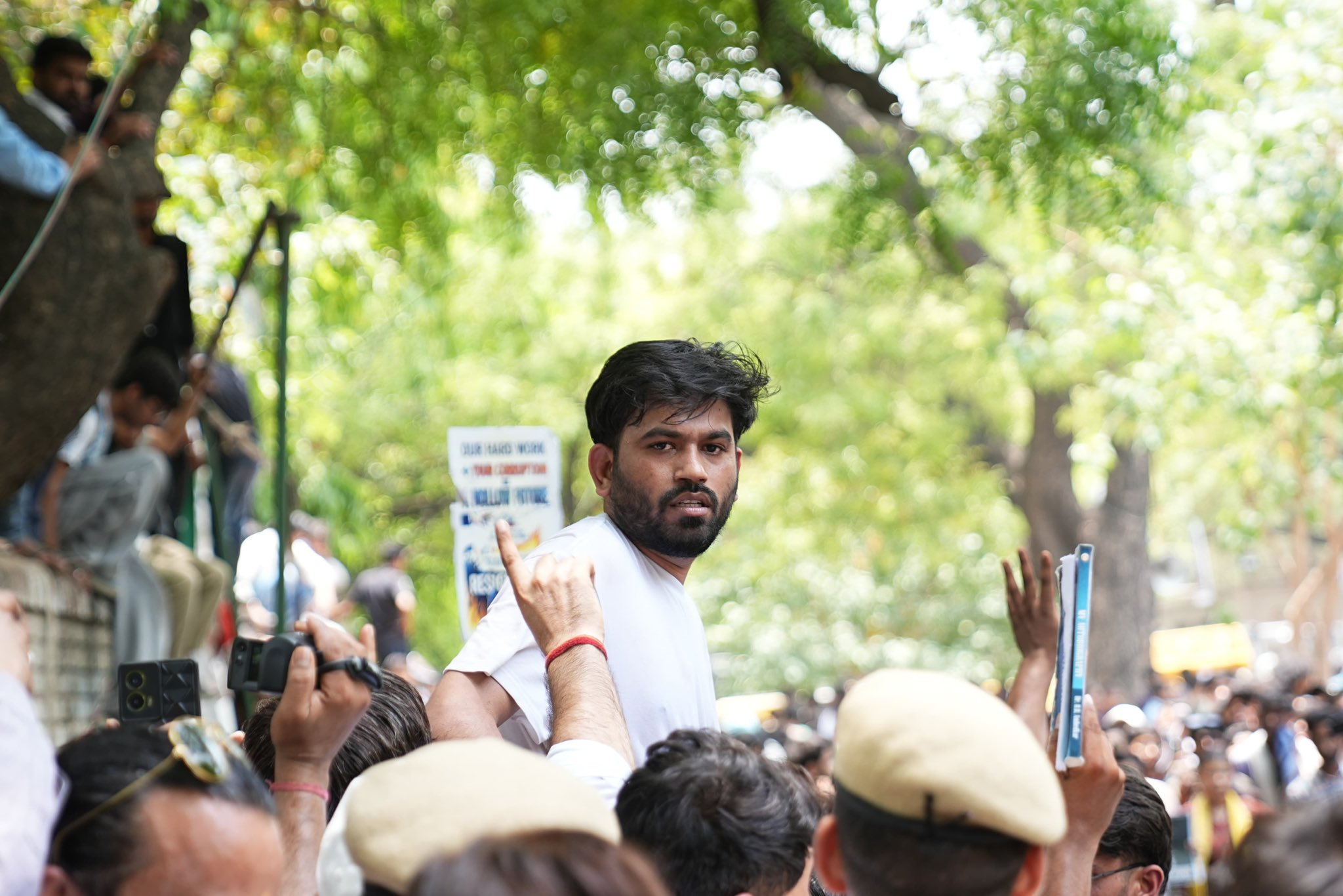 दिल्ली में कॉकरोच जनता पार्टी का 5 घंटे चला प्रदर्शन: अभिजीत दीपके ने धर्मेन्द्र प्रधान को 5 दिनों की दी मोहलत