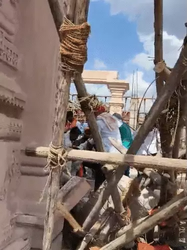 महाराष्ट्र के हनुमान मंदिर में बड़ा हादसा: छत गिरने से 6 की मौत, 30-40 लोगों के दबे होने की आशंका