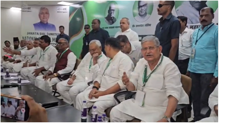 जेडीयू कार्यालय पहुंचे नीतीश कुमार पर कार्यकर्ताओं ने की फूलों की बारिश, फादर्स डे पर पिता के पैर छूकर निशांत ने लिया आशीर्वाद