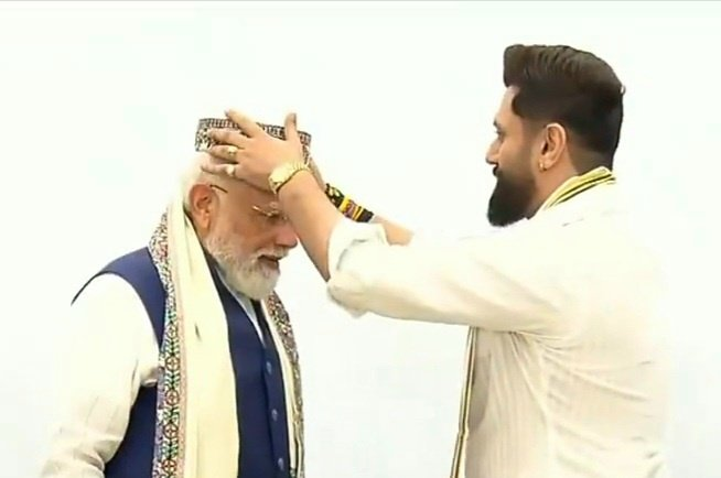 पीएम मोदी ने NDA नेताओं संग लिया झालमुड़ी का स्वाद, चिराग और कुशवाहा भी रहे मौजूद