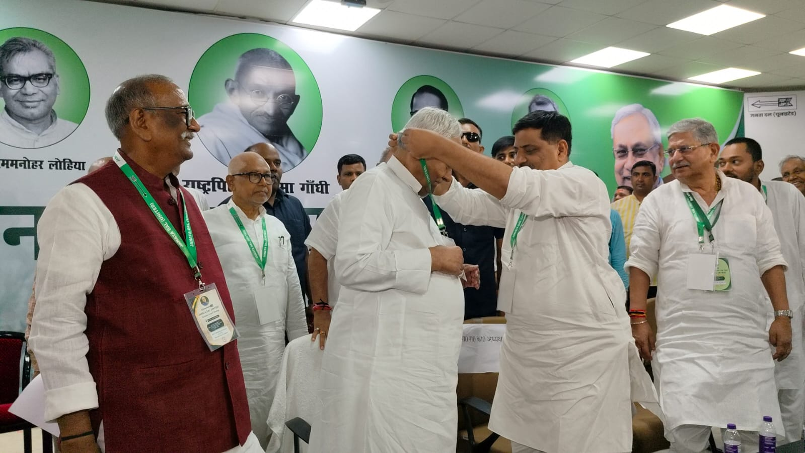 जेडीयू कार्यालय पहुंचे नीतीश कुमार पर कार्यकर्ताओं ने की फूलों की बारिश, फादर्स डे पर पिता के पैर छूकर निशांत ने लिया आशीर्वाद