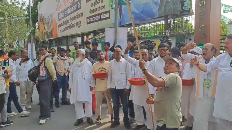 जेडीयू कार्यालय पहुंचे नीतीश कुमार पर कार्यकर्ताओं ने की फूलों की बारिश, फादर्स डे पर पिता के पैर छूकर निशांत ने लिया आशीर्वाद