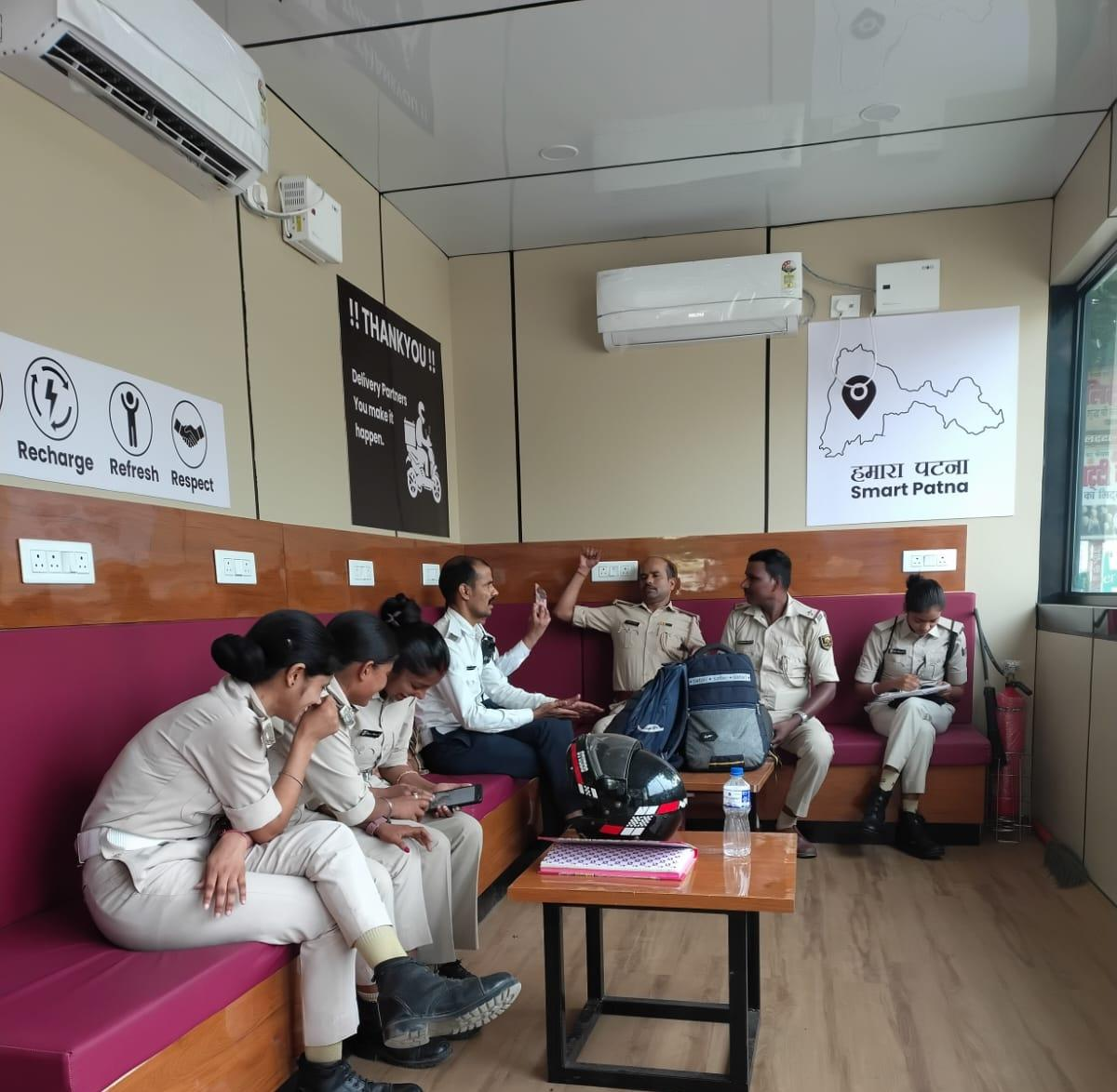 पटना में डिलीवरी बॉय का AC लाउंज पुलिसकर्मियों का बना अड्डा? वायरल तस्वीरों के बाद उठे सवाल