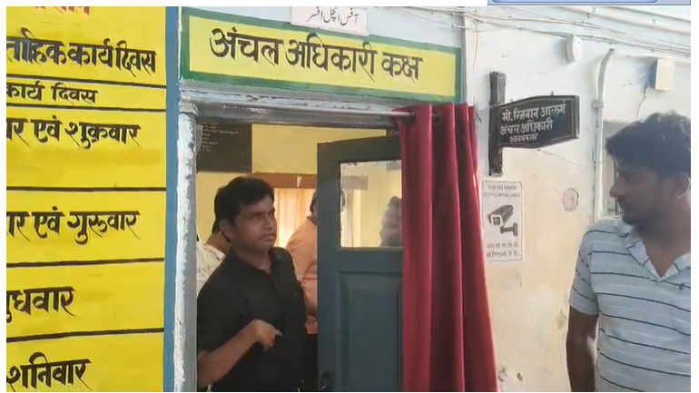 फर्स्ट बिहार की खबर का बड़ा असर: घूसखोरी मामले में डीएम ने दिए जांच के आदेश