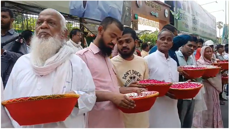जेडीयू कार्यालय पहुंचे नीतीश कुमार पर कार्यकर्ताओं ने की फूलों की बारिश, फादर्स डे पर पिता के पैर छूकर निशांत ने लिया आशीर्वाद