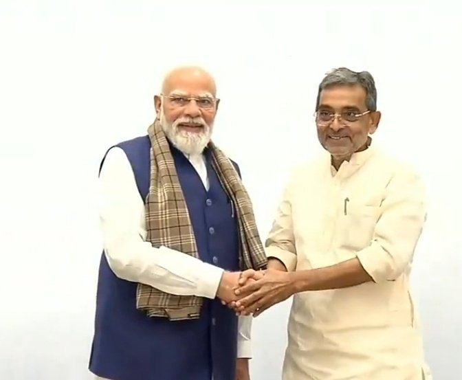 पीएम मोदी ने NDA नेताओं संग लिया झालमुड़ी का स्वाद, चिराग और कुशवाहा भी रहे मौजूद