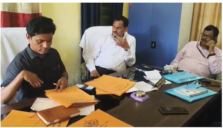 म्यूटेशन के लिए तीन बार ली रिश्वत! कटिहार में राजस्व कर्मचारी का वीडियो वायरल