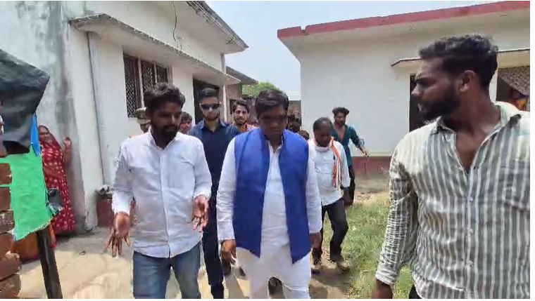 लक्ष्मण निषाद हत्याकांड: पीड़ित परिवार से मिले मुकेश सहनी, बोले- हर दोषी को सजा दिलाएंगे