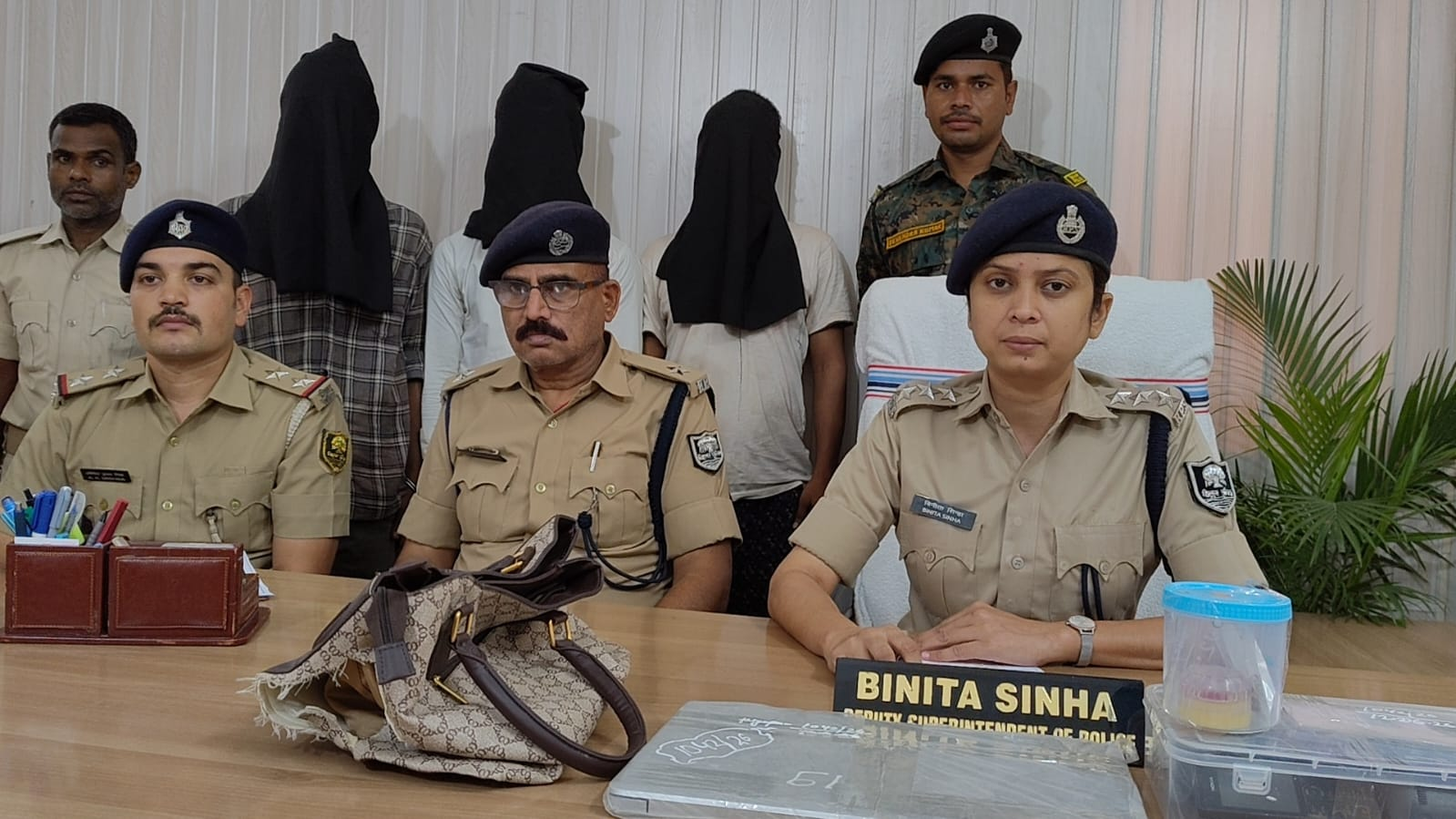 मुजफ्फरपुर में छिनतई गैंग का पर्दाफाश, 3 अपराधी गिरफ्तार, 18 मोबाइल, लैपटॉप और जेवरात बरामद