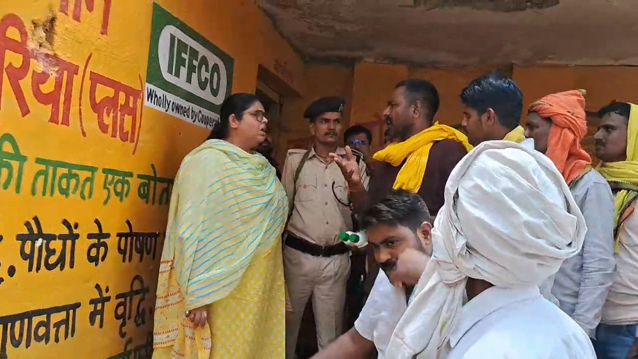मोहनिया में खाद संकट से किसान परेशान, बिस्कोमान की अव्यवस्था पर SDM का एक्शन