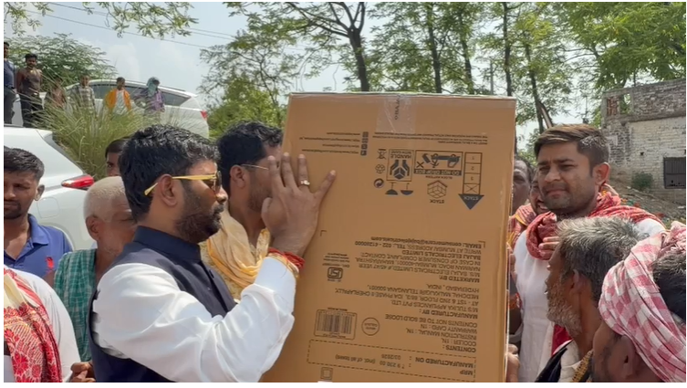 बक्सर के गंगौली गांव पहुंचे युवा चेतना सुप्रीमो रोहित कुमार सिंह, सैकड़ों लोगों के बीच बांटे कूलर