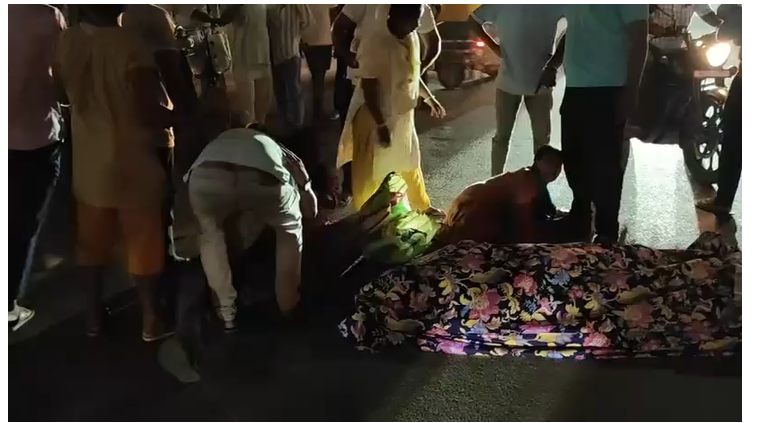 प्रसव के दौरान महिला की मौत: गुस्साए परिजनों ने किया सड़क जाम, डॉक्टर पर इलाज में लापरवाही का आरोप