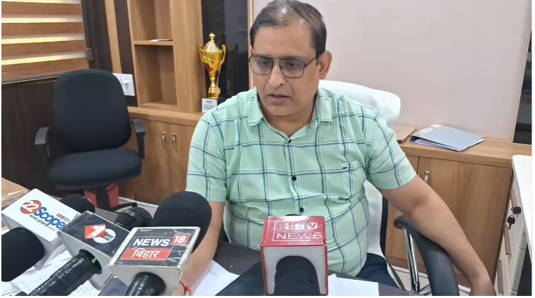 सरकारी स्कूल में मार्कशीट के नाम पर पैसे की वसूली का खेल, छात्रों से कैश लेते शिक्षकों का वीडियो सोशल मीडिया पर वायरल