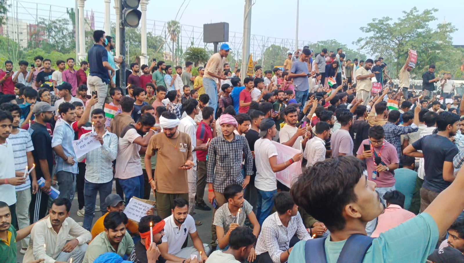 रौशन आनंद की रिहाई को लेकर पटना में छात्रों का उग्र प्रदर्शन, खान सर की गिरफ्तारी की मांग