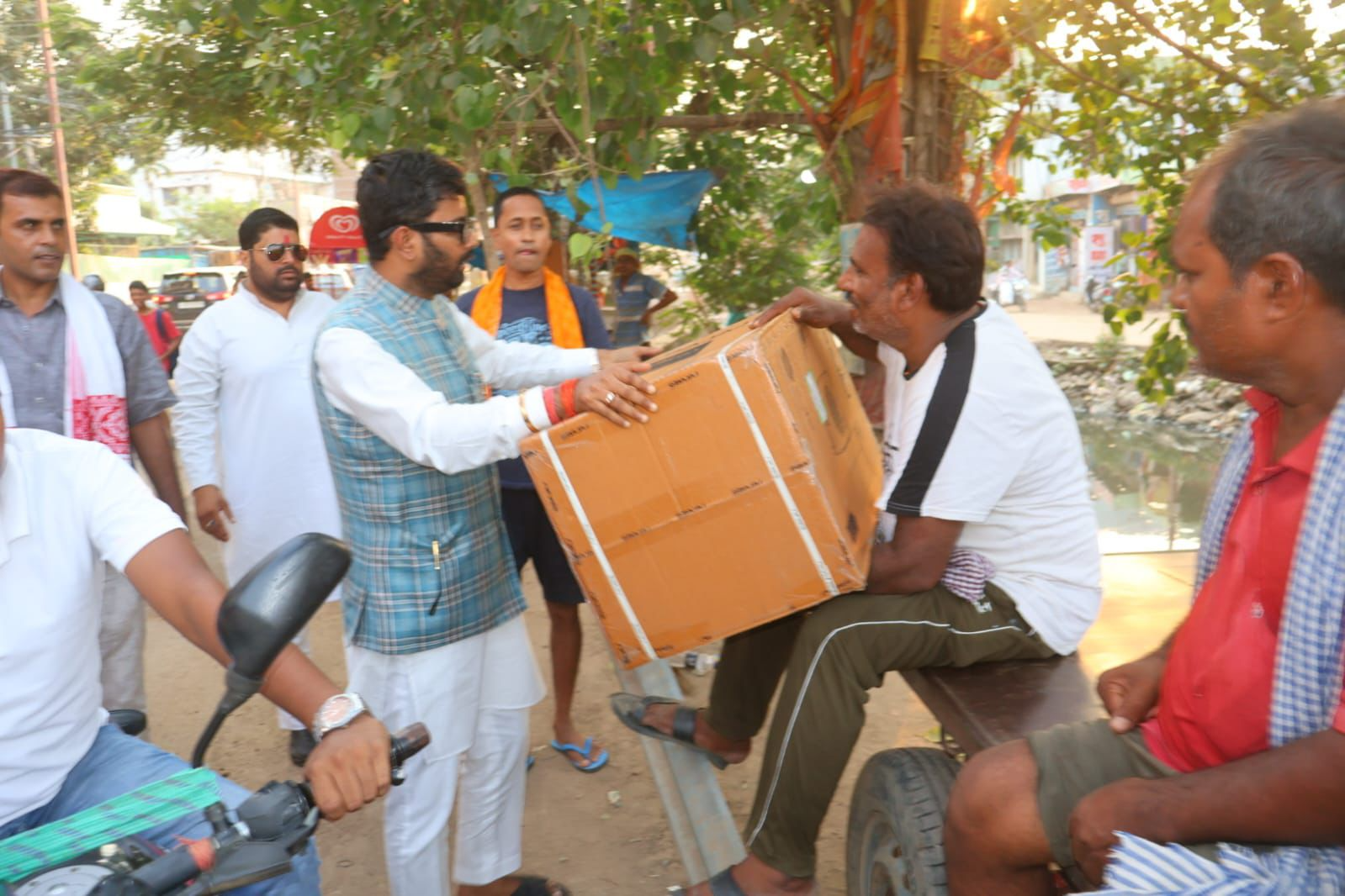 भीषण गर्मी से लोग परेशान: पटना में युवा चेतना ने जरूरतमंदों को बांटे कूलर, रोहित कुमार सिंह ने कहा..अंतिम व्यक्ति तक पहुंचना लक्ष्य