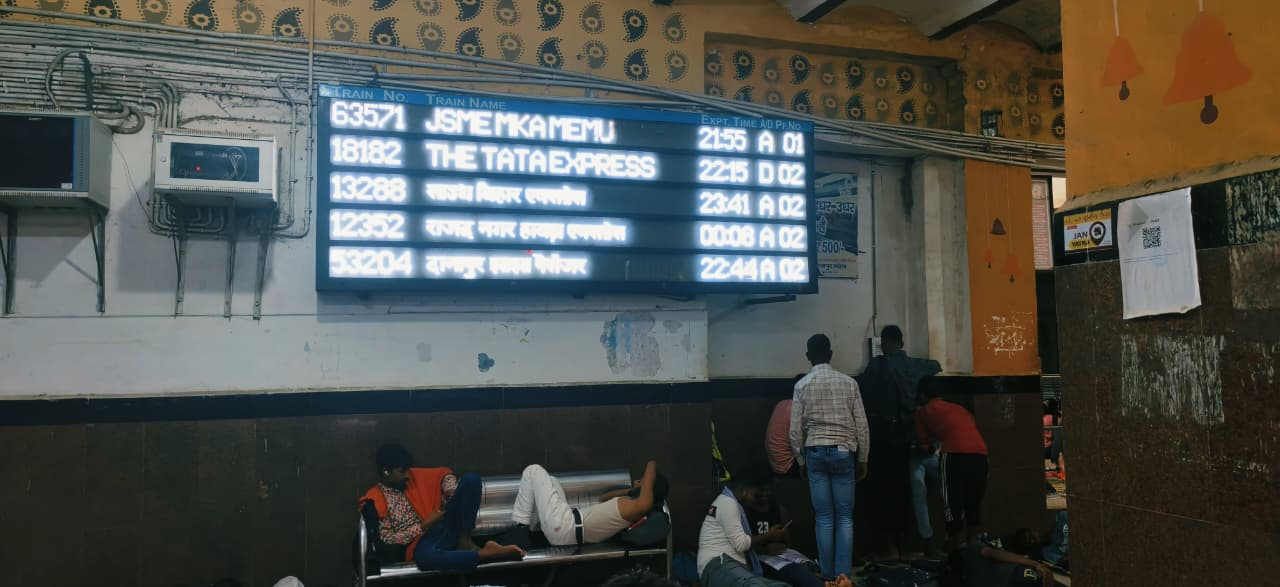 'राजेंद्र नगर' बना 'राजद नगर'..जमुई रेलवे स्टेशन के एलईडी बोर्ड की गलती पर मचा बवाल, यात्री बोले..अब भाजपा एक्सप्रेस भी चला दीजिए'
