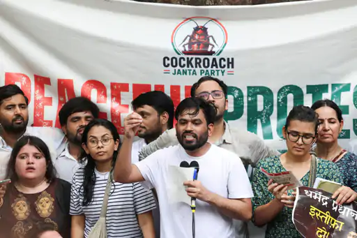 दिल्ली में कॉकरोच जनता पार्टी का 5 घंटे चला प्रदर्शन: अभिजीत दीपके ने धर्मेन्द्र प्रधान को 5 दिनों की दी मोहलत