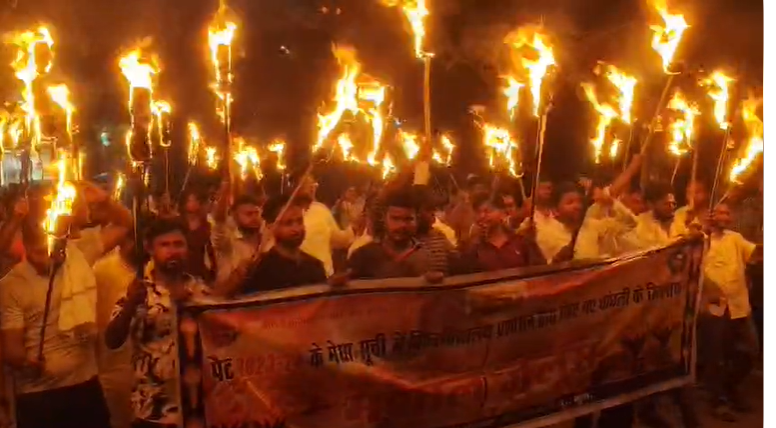 मुजफ्फरपुर: टॉपर छात्रों के समर्थन में सड़क पर उतरे छात्र, BRABU प्रशासन के खिलाफ प्रदर्शन
