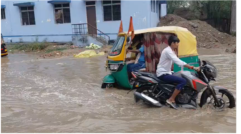 एक घंटे की बारिश में डूबा सासाराम सदर अस्पताल, ट्रॉमा सेंटर से ब्लड बैंक तक जलजमाव